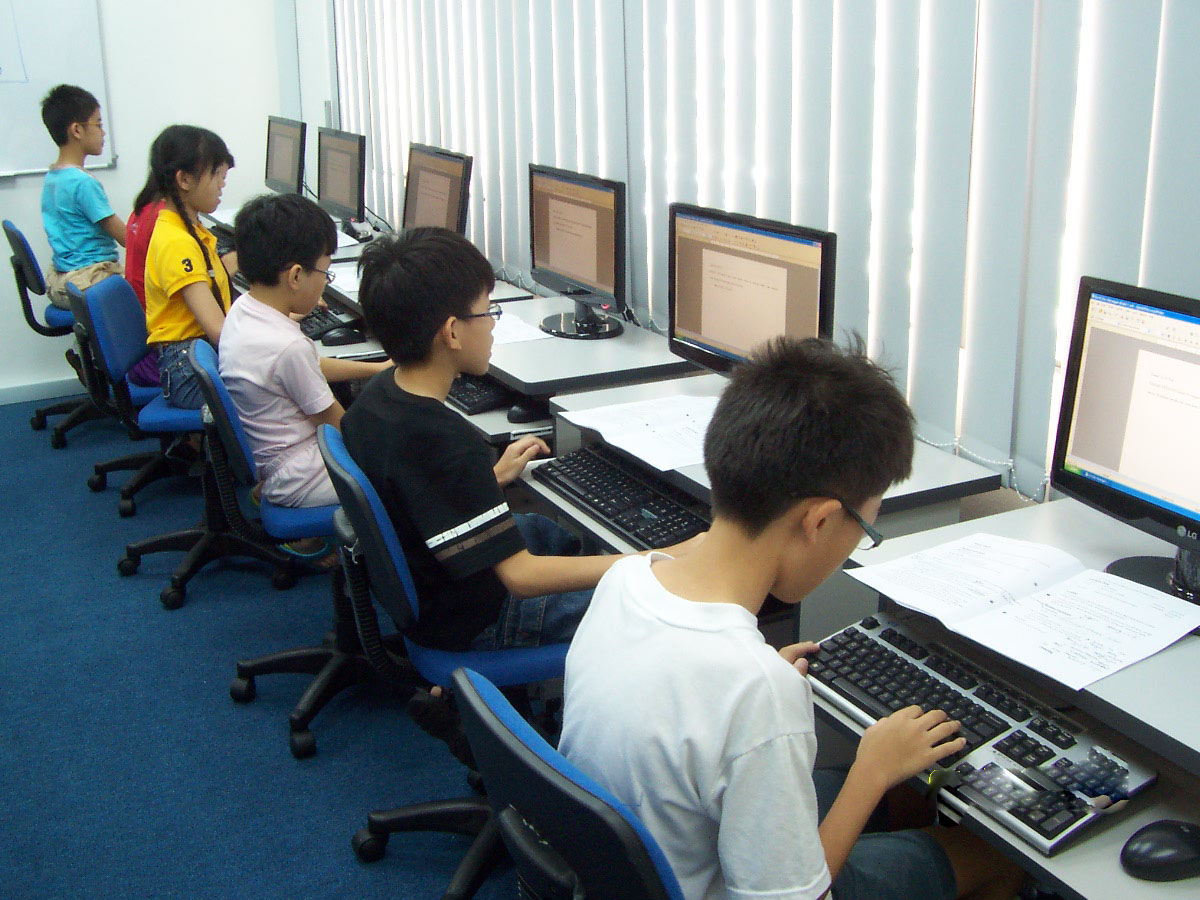 Ученик по информатике 10. Компьютер в школе. Ученик за компьютером. Современные компьютерные классы. Компьютер на уроке.